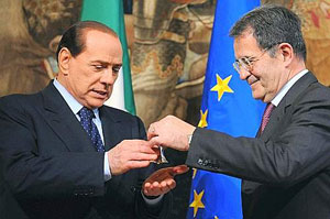Berlusconi riceve la campanella da Prodi.